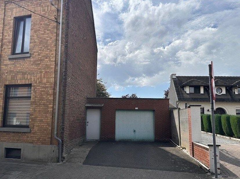 Zeer goed gelegen bouwgrond nabij Carrefour. Geschikt voor een eengezinswoning met inpandige garage, 2 bouwlagen en hellend dak. Bij het slopen van de