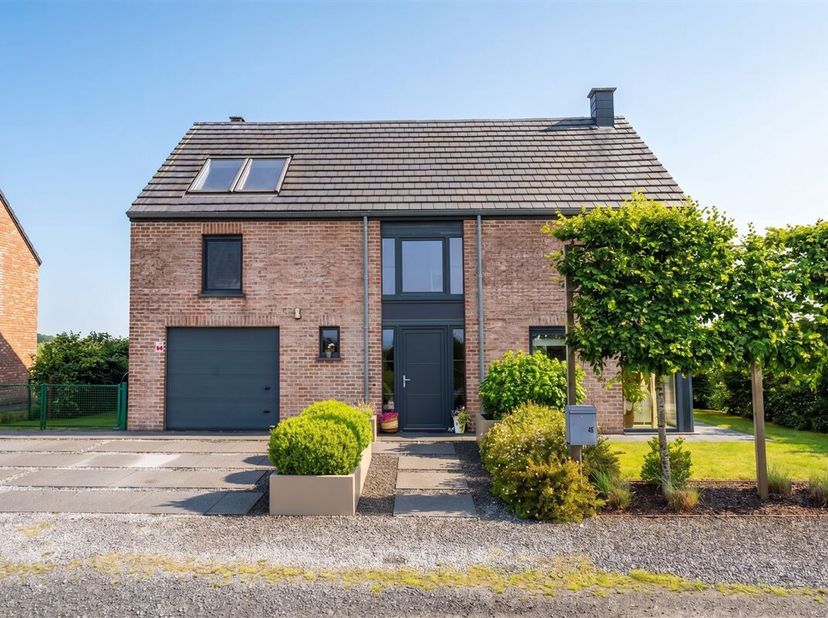 MCA Immobilier biedt u deze prachtige gezinswoning te koop aan, gelegen in het hart van het charmante dorp Grandhan, in de gemeente Durbuy. Gebouwd op