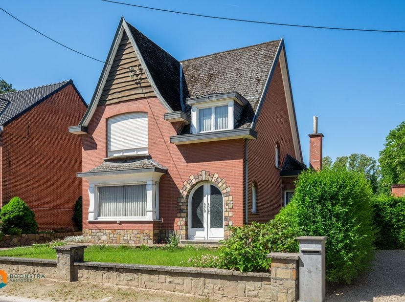 Op een uitstekende locatie te Keerbergen bevindt zich deze open bebouwing met 3 slaapkamers en aparte garage op een perceel van 678 m². U geniet hier