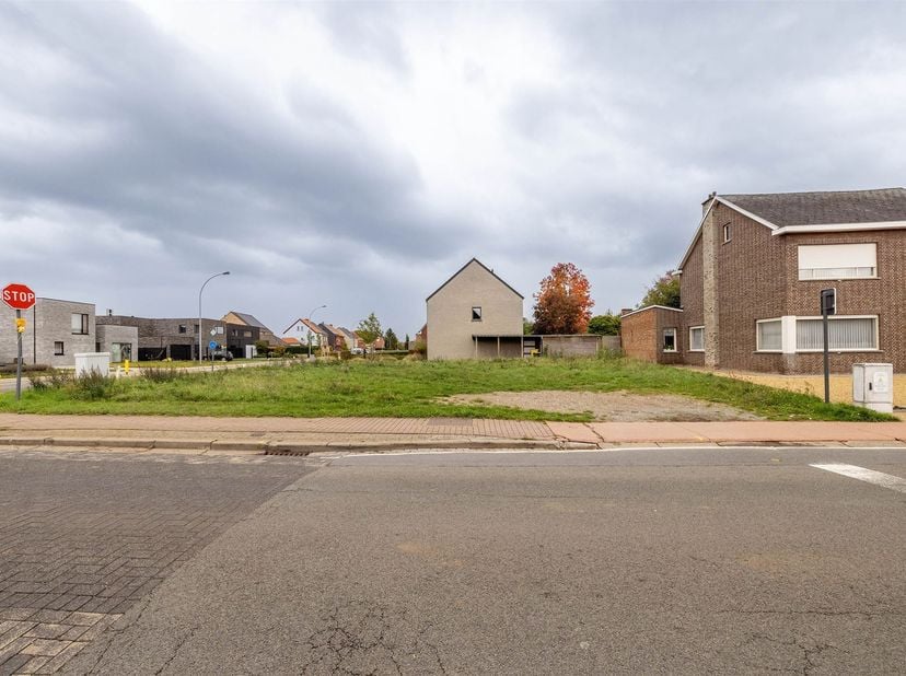 IN OPTIE !!<br />
<br />
Bouwgrond van 646 m² voor open bebouwing.<br />
<br />
Te bouwen diepte: max 12 m<br />
te bouwen breedte: max 16,30 m<b