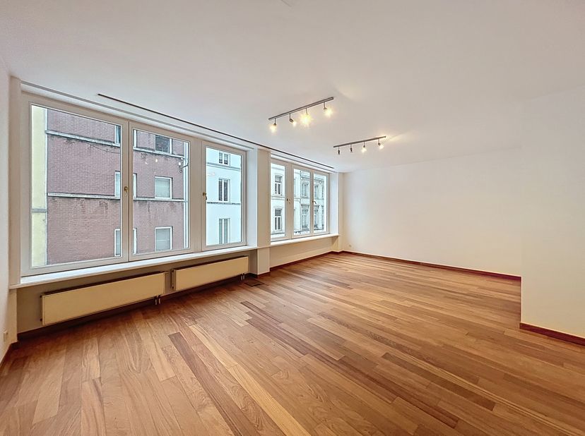 Louise - Baljuw: Ideaal gelegen in de driehoek tussen Louise - Baljuw en Flagey, biedt een oppervlakte van 32 m², ruim kantoor beschikbaar te huur. Mo