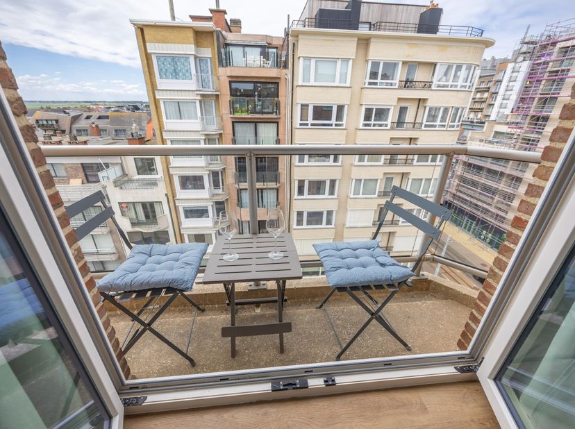 Op zoek naar een instapklare studio aan zee met een prachtig uitzicht én toplocatie? Deze gerenoveerde studio op de 7de verdieping van residentie Zonn