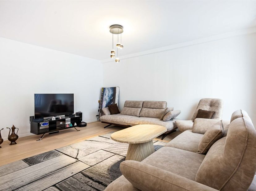 Hierbij een charmant appartement op een uitstekende locatie aan de Antwerpsesteenweg, met alle noodzakelijke voorzieningen binnen handbereik. Winkels,