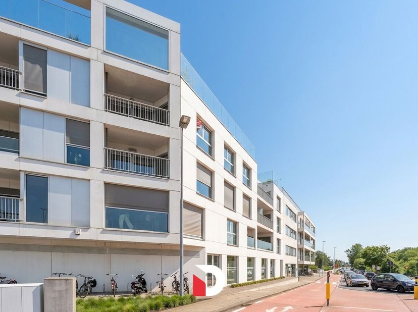 Dit smaakvolle en ruime appartement maakt deel uit van de "Residentie Mouterie" te Brugge, en bevindt zich aan de zijde van de Dampoort waar je van ee
