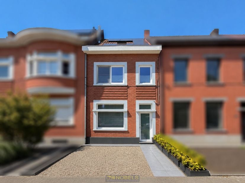 <br />
INSTAPKLARE STARTERSWONING, ideaal voor koppels of jonge gezinnen, gelegen op een CENTRALE EN VLOT BEREIKBARE LOCATIE in het CENTRUM van Kluisb