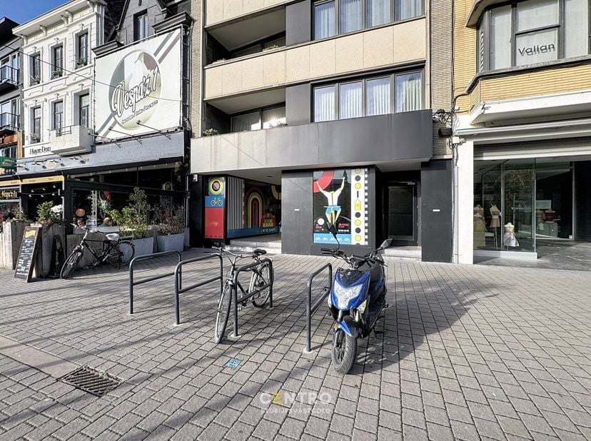 Handelspand met parkeergelegenheid voor de deur op één van de beste locaties van Roeselare aan zeer SCHERPE PRIJS!<br />
<br />
Bijzonderheden:<br />