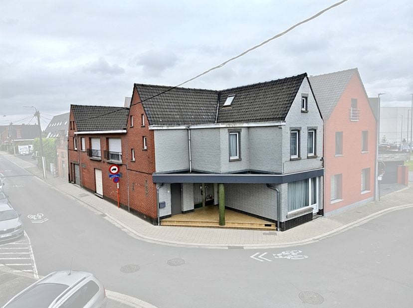 Dit multifunctioneel pand (voormalig café op het gelijkvloers + appartement + aparte woning) beschikt over een commerciële toplocatie aan het station
