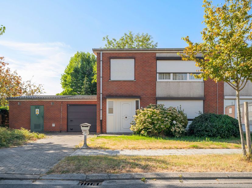 Op zoek naar je eerste woning op een rustige, maar toch centrale ligging? Deze halfopen woonst in de groene Beukenlaan in Ieper biedt u alle rust, ter