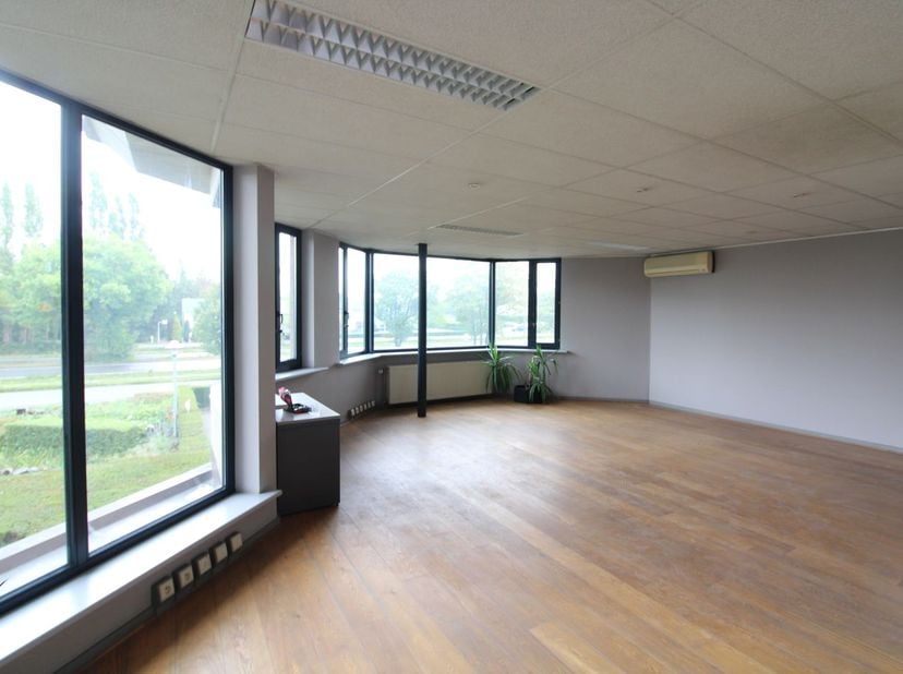 Fantastisch gelegen kantoorruimte van 604 m² te huur&amp;nbsp;aan de N16. Vanuit dit bedrijfspand te Bornem is er een vlotte ontsluiting naar zowel de A12
