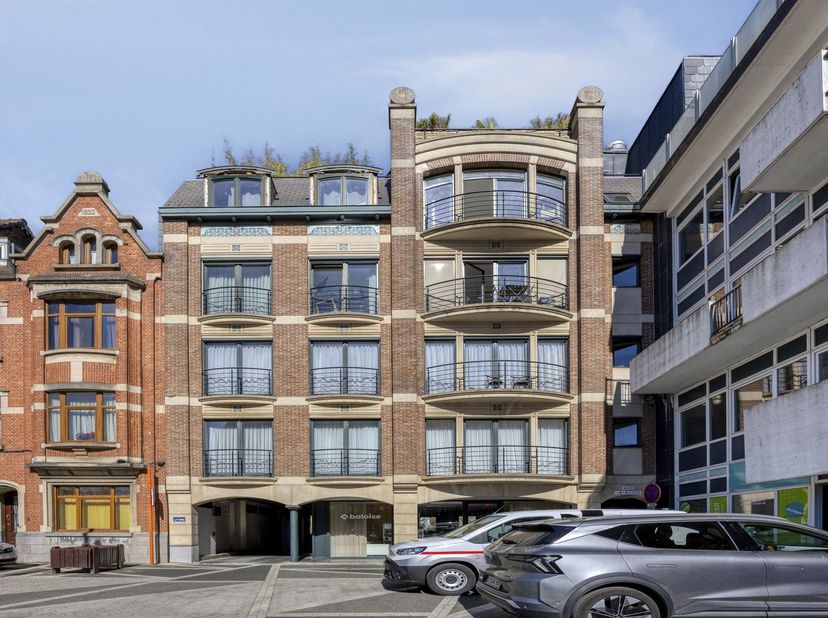Dit ruim appartement met 3 slaapkamers en terras is centraal gelegen in Sint-Agatha-Berchem, op het Dokter Schweitzerplein. Het bevindt zich op de der