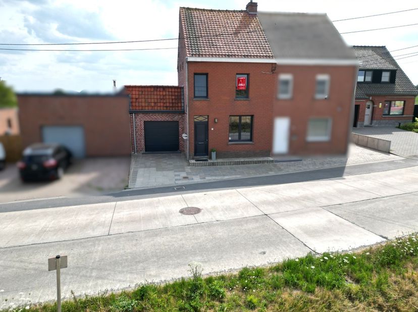 Deze charmante woning is rustig gelegen in Zandvoorde (Zonnebeke), midden in een groene en landelijke omgeving. Hier geniet u dagelijks van een pracht