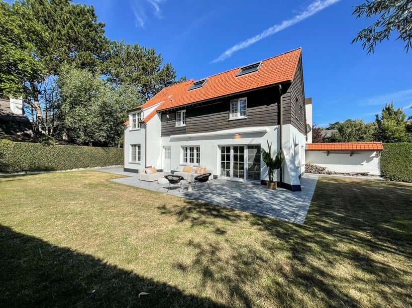 Koppelvilla met een perfecte oriëntatie verscholen in een paadje in het Zoute op enkele passen van het Dominicanenkerkje en de zee. Indeling: inkom me