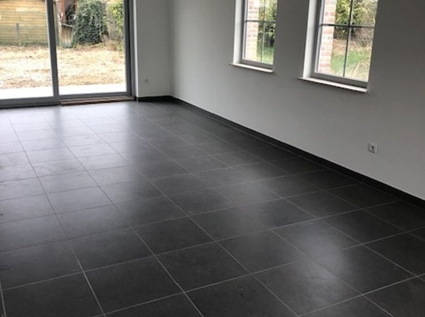 Une belle maison située dans un quartier très calme. La propriété comprend un garage, un débarras, une cuisine ouverte équipée de nombreux appareils é