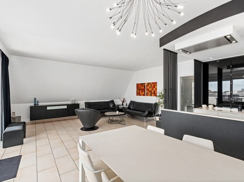 Unieke kans op topligging!Deze exclusieve gemeubelde penthouse met 2 slaapkamers bevindt zich op de 7e verdieping met een adembenemend zonneterras. De