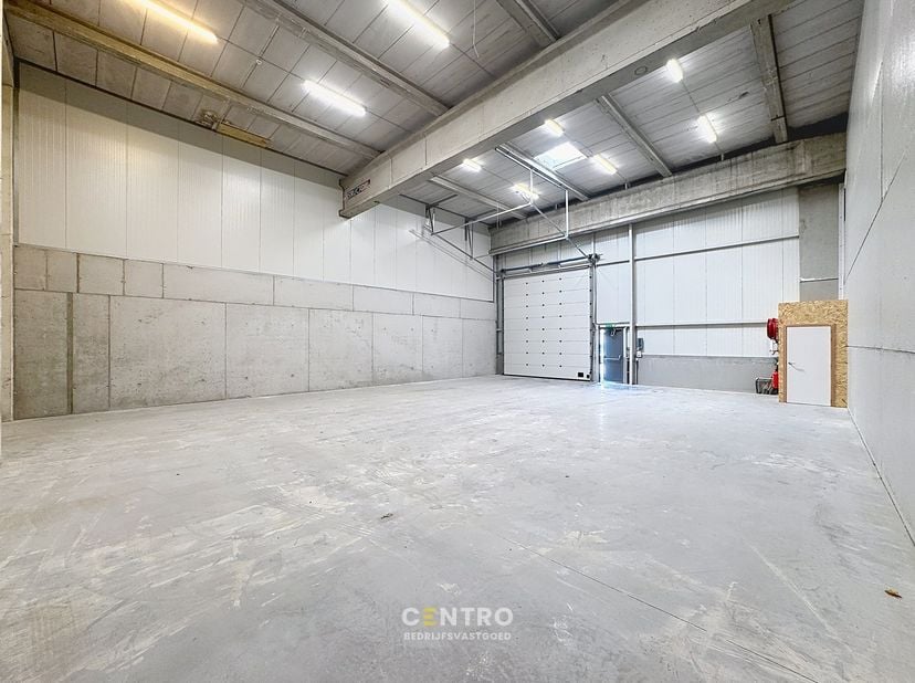 Benaderende OPPERVLAKTE:<br />
Magazijn: 202.46m²<br />
Inclusief 2 private parkeerplaatsen voor de deur (grasdallen) en gemeenschappelijke fietsensta