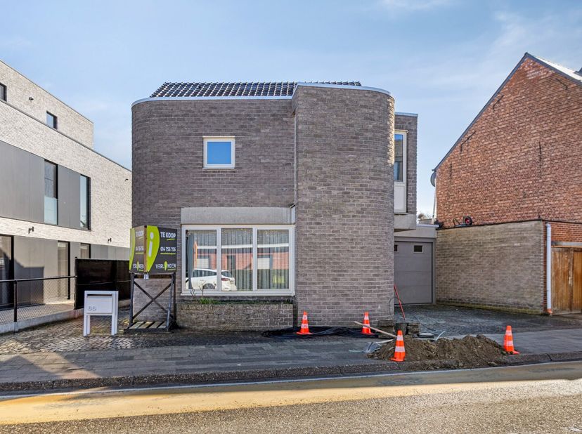 Deze woning werd eind jaren '70 gebouwd in samenwerking met een architect met de nodige aandacht aan kwaliteit, duurzaamheid en een uniek karakter. De