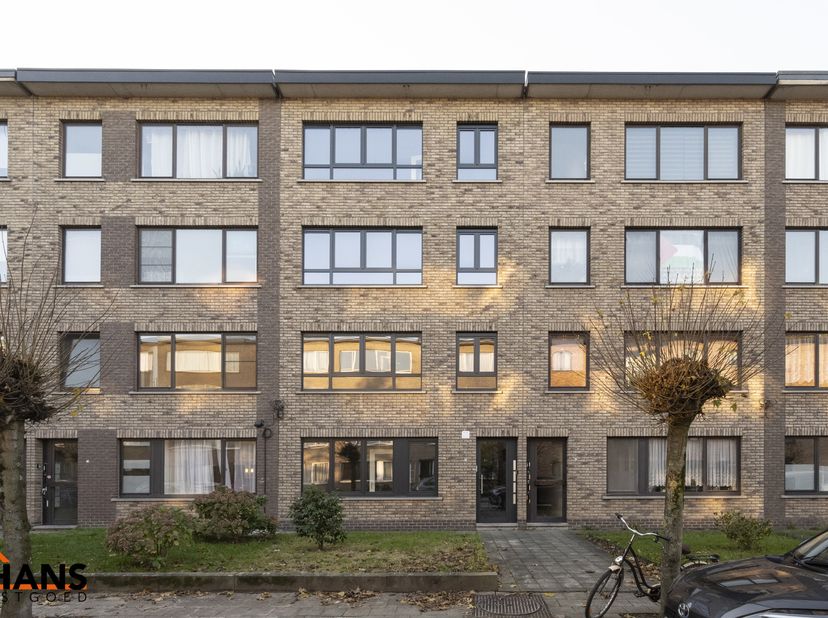 Inkomhal; apart toilet; leefruimte; keuken met kasten, spoelbak en dampkap en ruimte voor het plaatsen van een eigen koelkast kookplaat- oven combinat