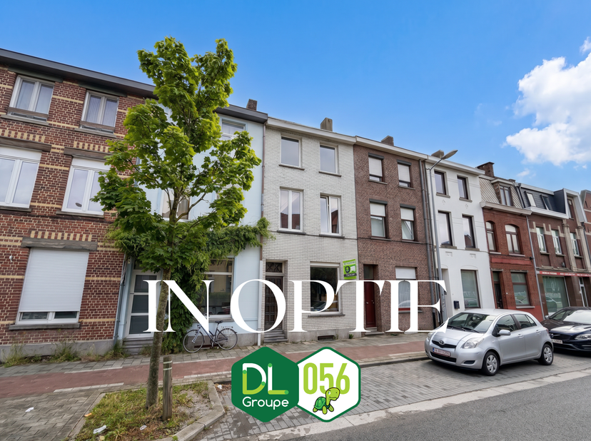 In het centrum van Kortrijk bevindt zich deze gezellige woning, ideaal als starterswoning of als interessante investering.<br />
Bij het betreden van