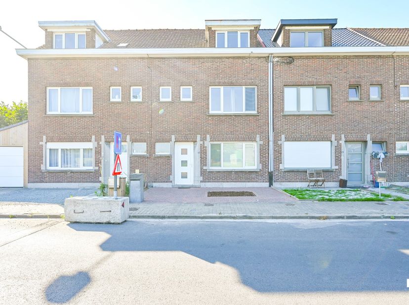 Deze instapklare, energiezuinige starterswoning geniet van een rustige ligging nabij het centrum van Ooigem. In het centrum en de onmiddellijke omgevi