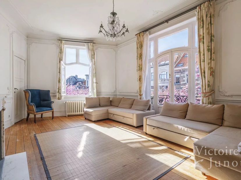 Schaarbeek: Victoire - Junot presenteert dit uitzonderlijke herenhuis in Beaux-Arts-stijl met drie gevels, gebouwd op een perceel van 2 are 20, met ta