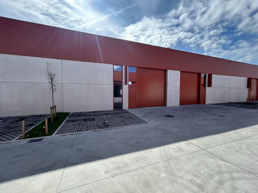 Op een strategische locatie in Evergem, met vlotte verbindingen via de R4 naar de E17, E40 en E34, bevindt zich dit recent opgetrokken nieuwbouwmagazi
