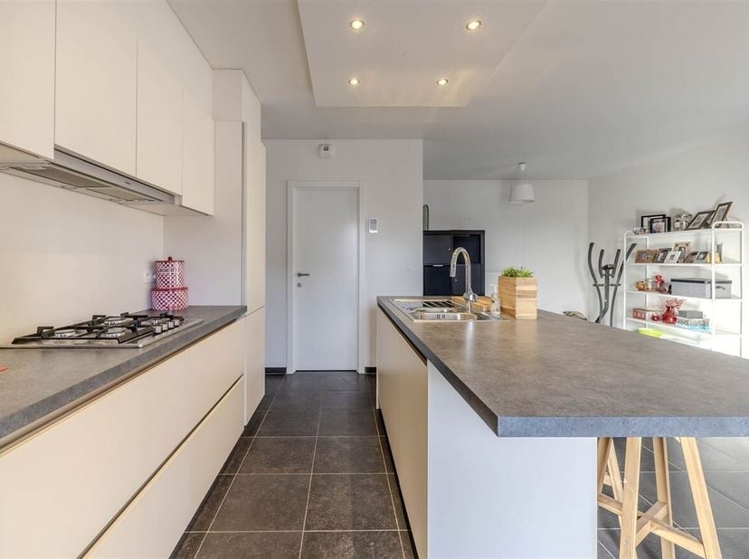 Ruim 3 slaapkamerappartement van 112m²<br />
Ligging:<br />
Het appartement geniet van een uitstekende ligging in het centrum van Veerle-Laakdal, op w