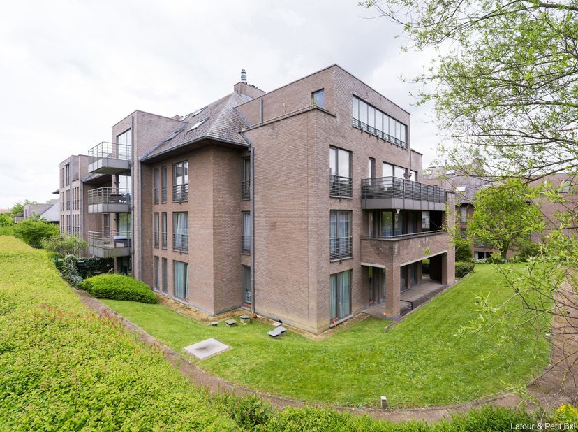 WOLUWE-SAINT-LAMBERT - dicht bij de Europese School, het Woluwe Shopping Center en de grote invalswegen, licht appartement (1SLK/1BADK) van 75m² met t