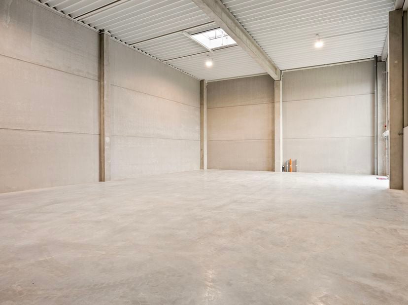 Ben jij op zoek naar een KMO-unit op een goede locatie? Dan hebben wij gevonden wat jij zoekt!<br />
Deze KMO-unit is gelegen in Genk op de Oosterring