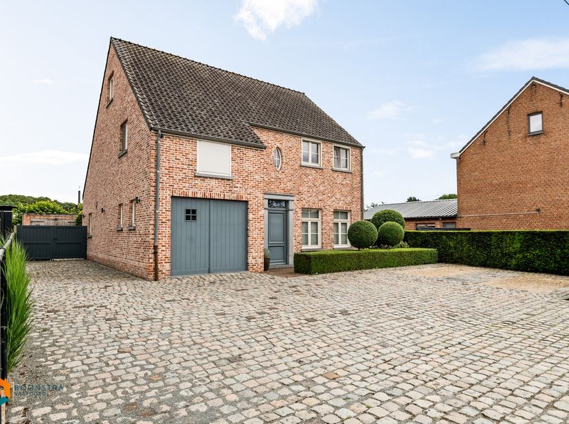 Op een uitstekende locatie in Heist-op-den-Berg bevindt zich deze energiezuinige open bebouwing met vier slaapkamers en een aangename, zonnige tuin. U