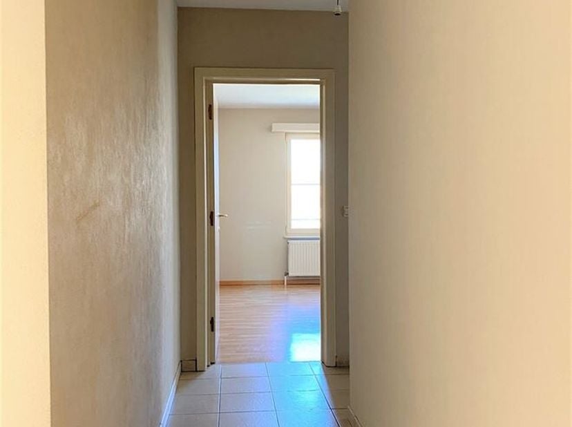 Appartement met 1 slaapkamer, terras en autostaanplaats op uitstekende locatie in Heist-Op-Den-Berg<br />
Ligging: Dit appartement is gelegen op wande