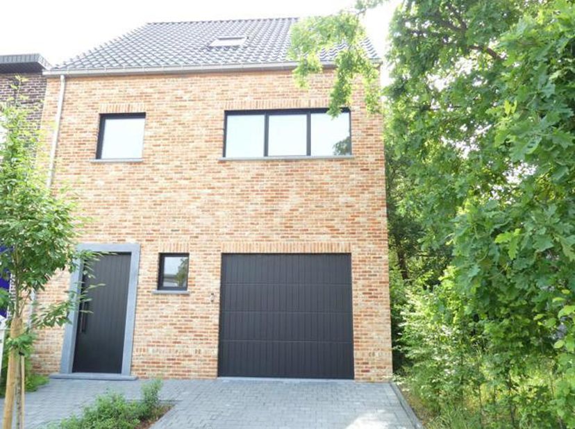 Moderne woning met 3 slaapkamers en garage op ideale locatie.<br />
Deze mooie en ruime nieuwbouw woning is rustig gelegen te Berlaar op een ideaal ve