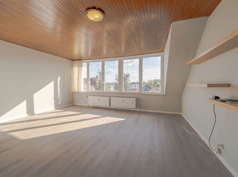 Appartement van 70 m² in goede staat, gelegen op de bovenste verdieping, dicht bij winkels en openbaar vervoer.<br />
Indeling:<br />
Inkomhal (6 m²)<