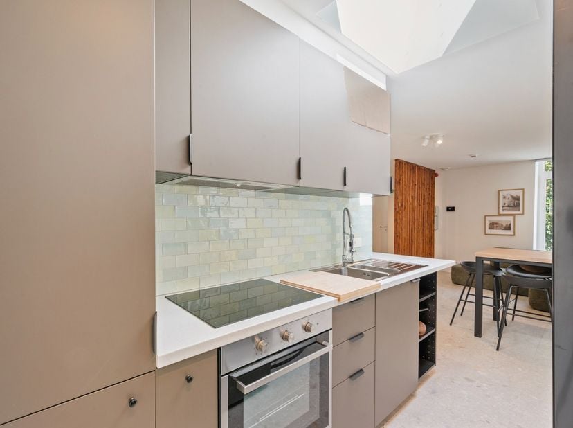 Deze volledig vergunde studentenresidentie met 5 kamers combineert onmiddellijke inkomsten met het comfort van een totaalrenovatie. Ideaal voor wie zo
