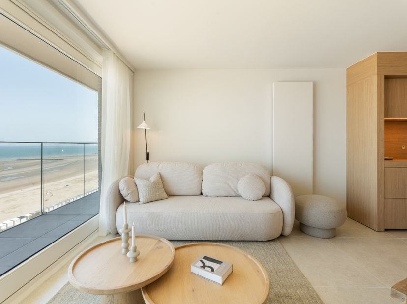 Luxueus gerenoveerd appartement met hoogwaardige materialen, maatwerk en een verfijnde afwerking. Gelegen op de 10e verdieping geniet u hier van een a