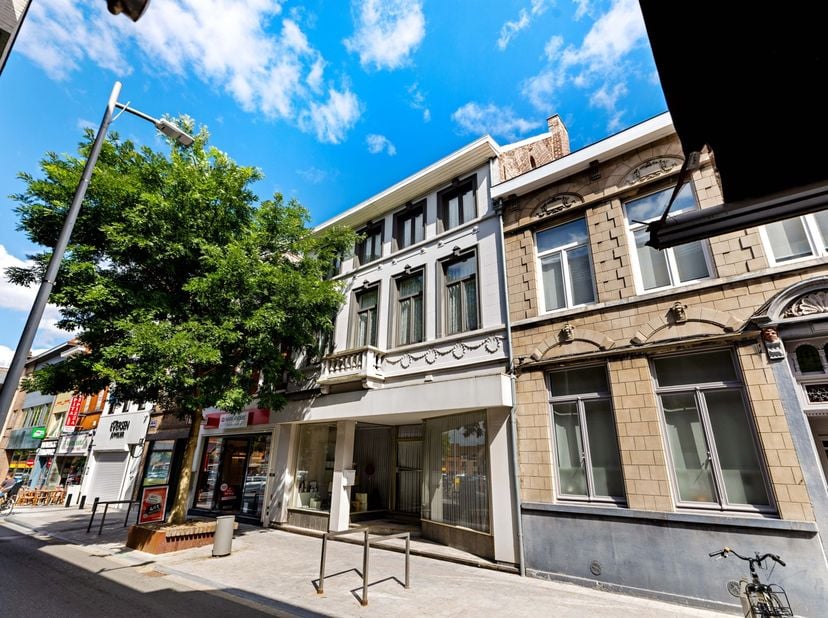 Unieke en bijzonder ruime burgerwoning, gelegen pal aan de Grote Markt van Izegem, in het hart van de stad. Deze karaktervolle eigendom combineert een