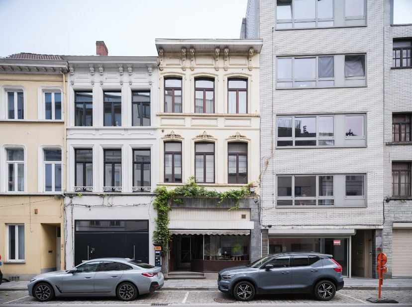 Te renoveren handelshuis (266 m²) met stadstuin. Wonen en werken in het centrum van Gent.<br />
<br />
Voor meer informatie, mail naar info@carloegger