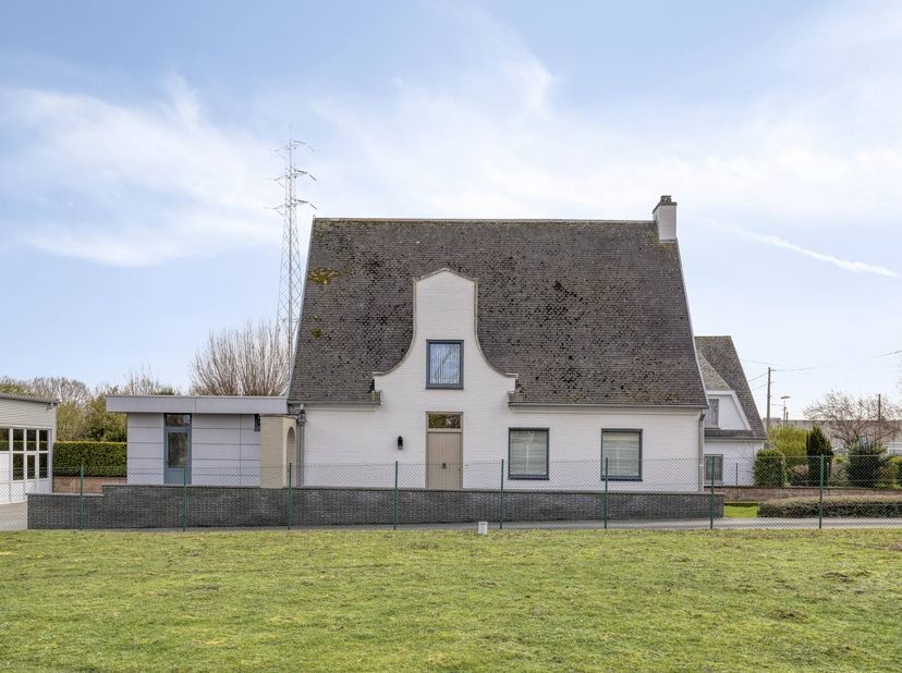 Droomt u van de ideale combinatie tussen comfortabel wonen, ruime opslag- of werkmogelijkheden én toekomstig ontwikkelingspotentieel? Dan is deze uitz