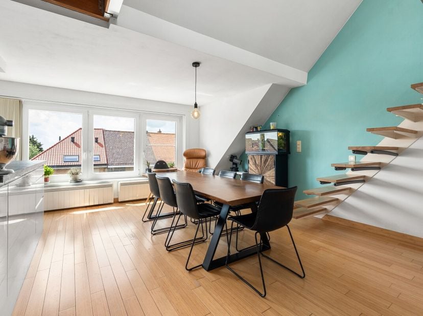 Te koop: instapklaar appartement in een groene, residentiële omgeving van Oostende, op korte afstand van het park. Dit gezellige duplex appartement, b