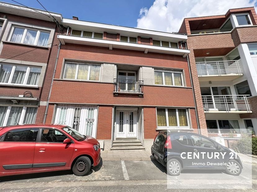 Century 21 Immo Dewaele est ravi de vous présenter cette maison de caractère située sur son terrain de 2,47 ares. A 5' à pied du centre et de toutes l