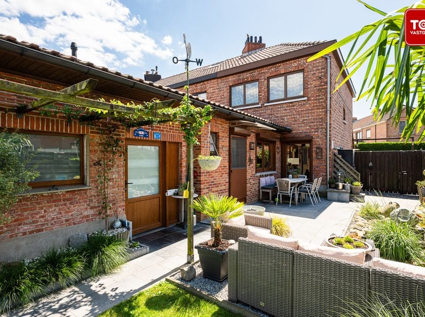 Deze woning bevindt zich in een rustige straat, op een boogscheut van het UZ Gent, met de op- en afritten van de E40 en E17 op slechts enkele minuten