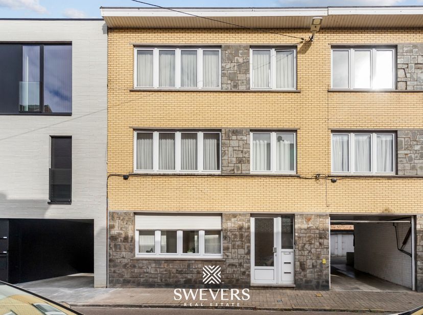 Voor meer info en fotos, surf naar www.swevers.be  Op Molenstraat 23 in Sint-Truiden vind je dit interessante opbrengsteigendom met drie afzonderlijke