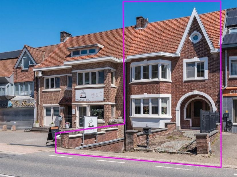 Charmante woning in gesloten bebouwing met ruim terras, tuin en bijhorende carport, volledig onderkelderd met inpandige garage, in het centrum.<br />