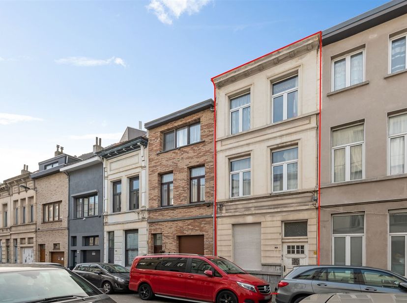 Huis met 3 appartementen op centrale locatie<br />
 Ligging: Ontdek deze woning, opgedeeld in 3 appartementen, in het centrum van Antwerpen. Met de Ha