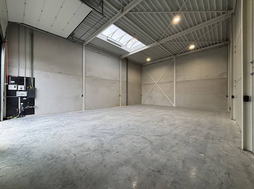 Deze kwalitatieve KMO-unit van 150 m² is gelegen in het Heros KMO-park te Hasselt en is geschikt voor opslag, atelier of lichte productieactiviteiten.