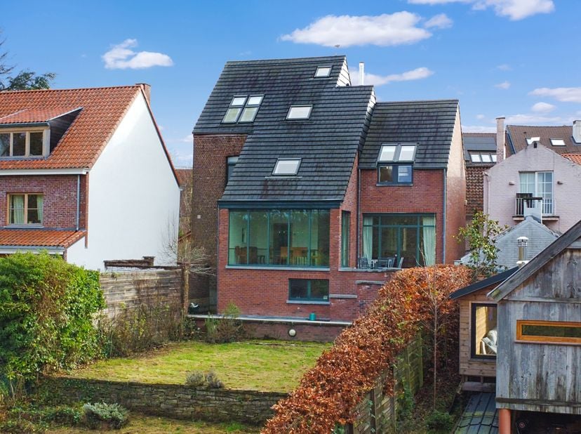 Située dans le prestigieux quartier de Gaillemarde, cette propriété au caractère unique et aux allures élégantes se distingue par son charme et son en