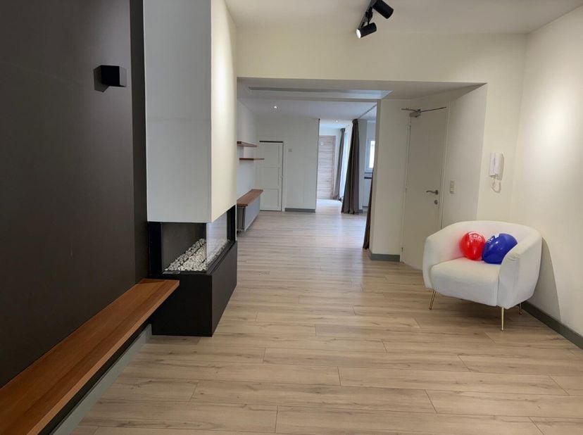 Te koop: karaktervolle gesloten opbrengsteigendom Deze woning bestaande uit 3 totaal gerenoveerde appartementen met een residentiële sfeer gecombineer