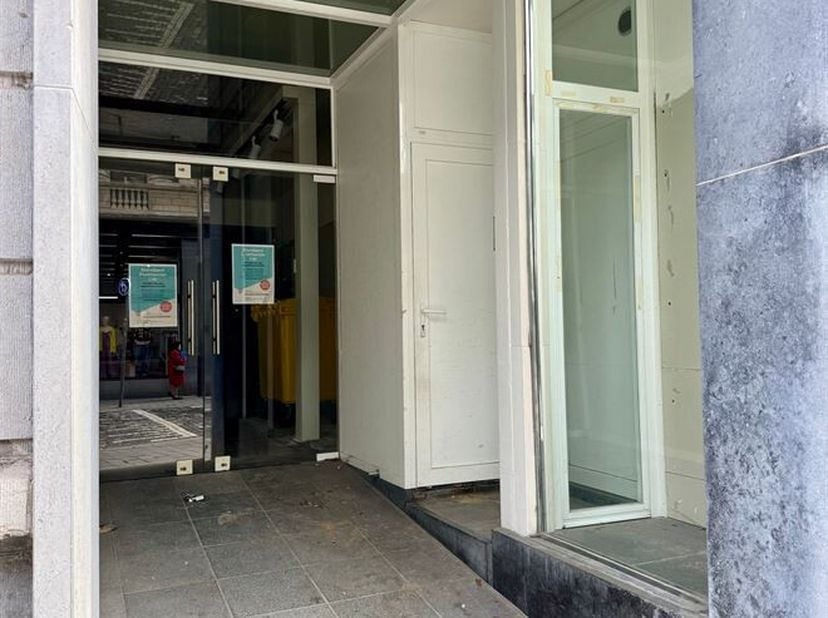 Handels gelijkvloers te huur op TOP locatie in het centrum van Lier<br />
Beschrijving:<br />
Deze ruime handelsruimte van ca. 240 m², gelegen op een