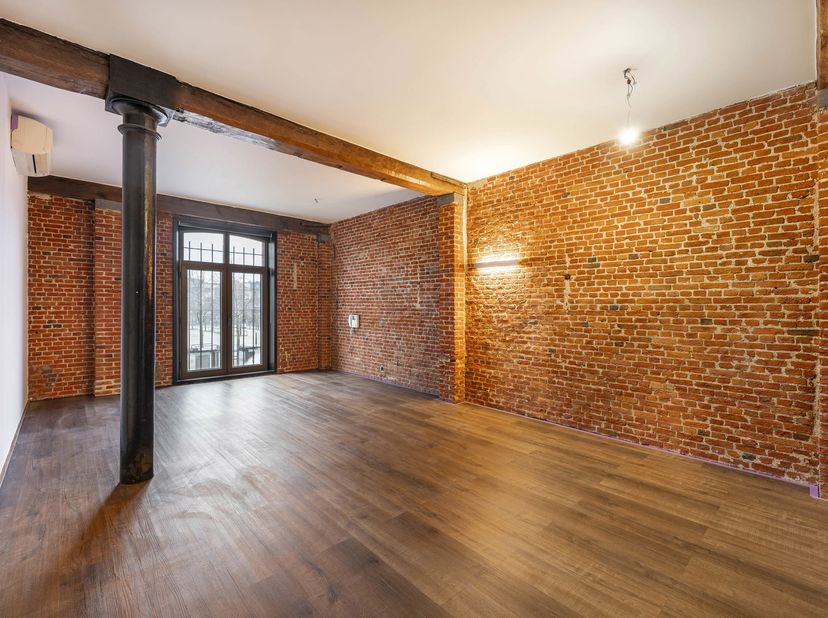 In authentiek historisch gebouw, een pakhuis in neotraditionele stijl, gebouwd in opdracht van de Kraan Natie, naar een ontwerp van de aannemer Louis