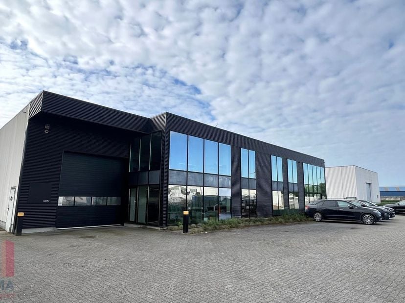 Bâtiment industriel de 2.000 m² comprenant entrepôt, showroom et bureaux, situé sur un terrain de 3.757 m² à louer.<br />
Situation stratégique avec u