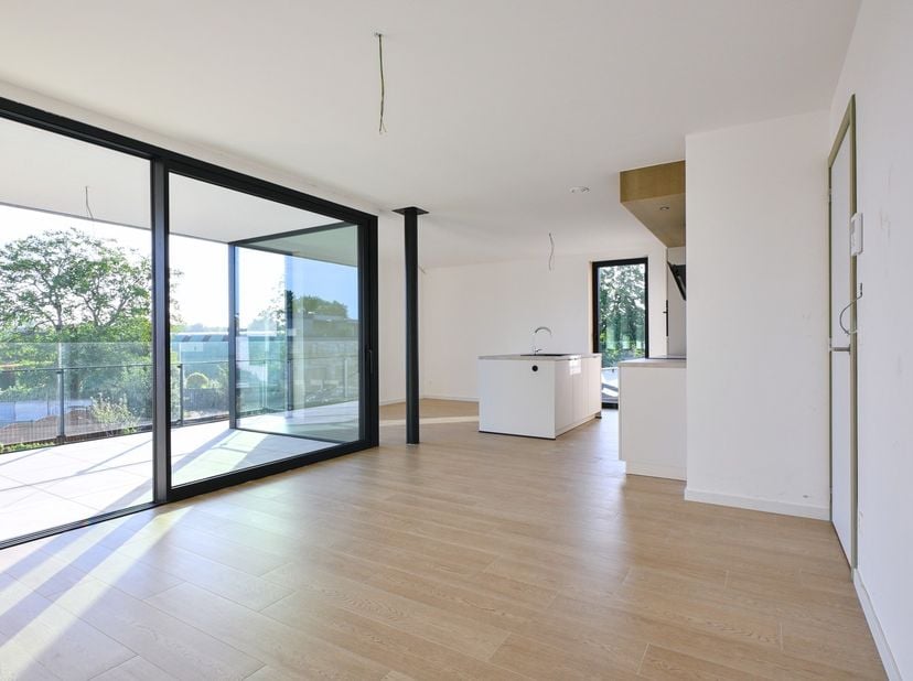 Dit moderne nieuwbouwappartement van 92,4 m², gelegen op de eerste verdieping, combineert ruimte, comfort en een hoogwaardige afwerking. Het apparteme